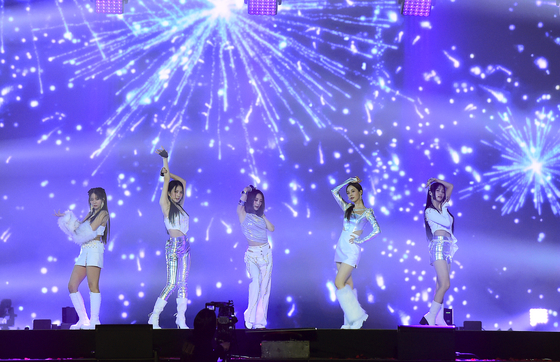 Girl group Kara perform at the first day of the two-day 2022 Mnet Asian Music Awards held at the Kyocera Dome Osaka in Osaka on Nov. 29. [MNET]