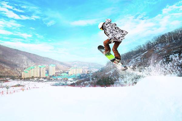경기도 광주의 곤지암리조트 스키장은 예매부터 리프트 탑승까지 휴대전화 하나로 원스톱 이용할 수 있는 ‘모바일 퀵 패스’ 서비스를 국내 스키장 최초로 도입했다. 곤지암리조트 제공