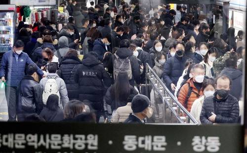 서울 지하철을 운영하는 서울교통공사 노동조합이 파업에 돌입한 30일 서울 지하철 4호선 충무로역 승강장에서 열차 지연으로 인해 승객들이 몰려 큰 혼잡을 빚고 있다. 서울교통공사 노조의 파업은 2016년 이후 6년 만이다. <김호영 기자>