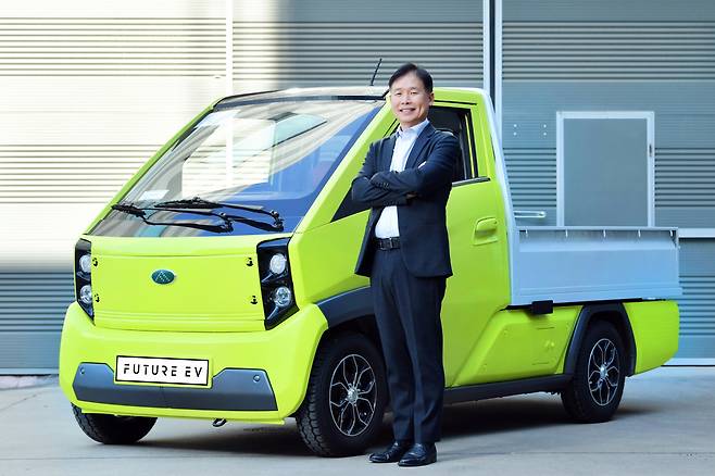 김경수 퓨처이브이 대표가 경형 전기상용차 'F100'의 프로토타입 차량을 소개하고 있다. [퓨처이브이 제공]
