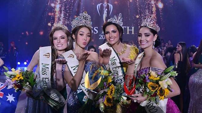 2022 미스 어스 우승자 최미나수(왼쪽에서 두 번째). (사진=미스 어스 인스타그램)