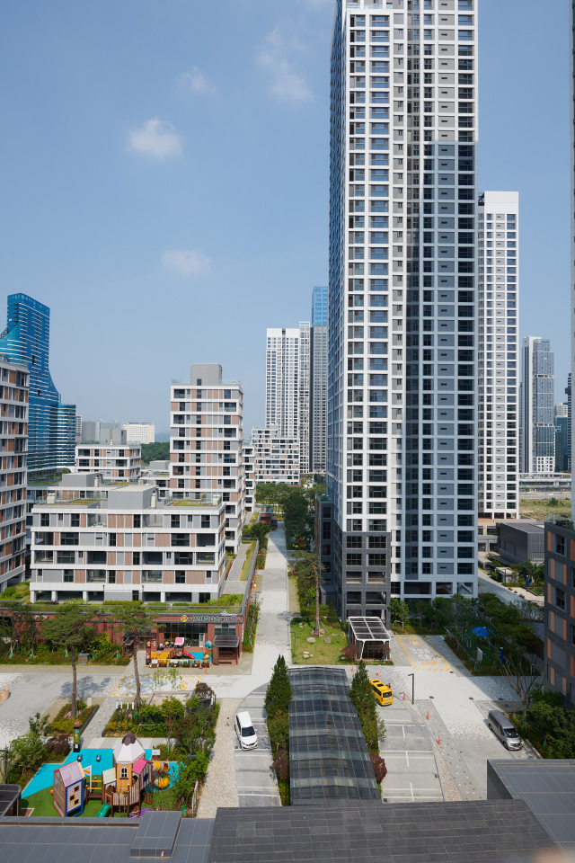 세종 한신더휴 리저브Ⅰ커뮤니티 시설 전경. 단지는 커뮤니티 데크에 다양한 휴게 공간과 공방, 어린이 놀이 공간, 음악 감상실과 같은 교류의 장으로 조성했다. 사진 제공=디에이건축