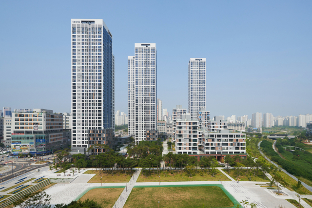 세종 한신더휴 리저브Ⅰ전경. 단지는 오른편에 보이는 제천의 자연과 도시가 만나는 접경지로서의 위치를 돋보이게 하는 데 초점을 맞췄다. 사진 제공=디에이건축