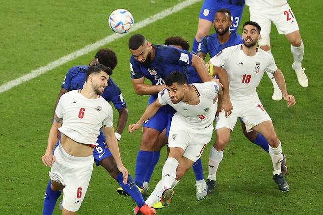 ▲ 2022 카타르 월드컵 조별리그 최종전에서 이란은 미국에 0-1로 패하며 비기기만 해도 16강에 진출 가능했던 조건을 날려 버렸다. 경기 후 선수들은 심판진 앞에 몰려가 판정에 강력 항의했다. ⓒ연합뉴스