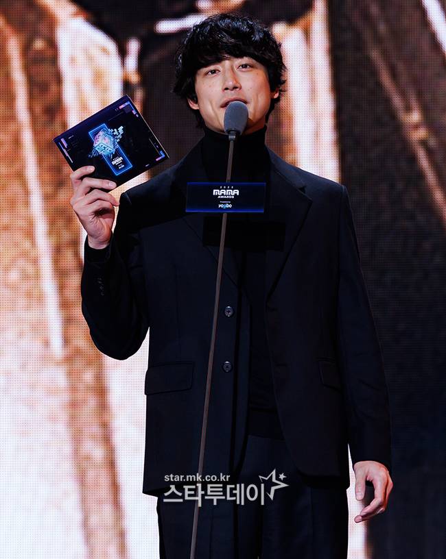 사카구치 켄타로가 수상자를 발표하고 있다.