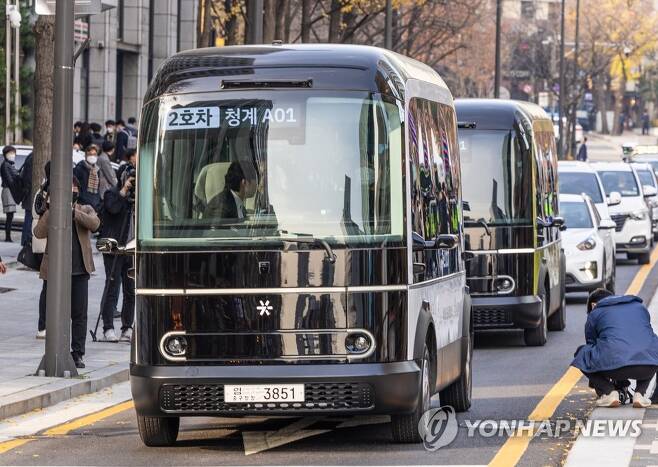 청계천에서 운행 시작한 자율 주행버스 [연합뉴스 자료사진]
