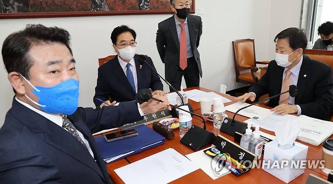 예산결산특별위원회 제5차 예산안등조정소위원회 (서울=연합뉴스) 하사헌 기자 = 우원식 예결위 예산안등조정소위원장(가운데)와 이철규 예결위 국민의힘 간사(오른쪽), 박정 예결위 더불어민주당 간사(왼쪽)가 24일 오전 서울 여의도 국회에서 열린 예산결산특별위원회 제5차 예산안등조정소위원회에서 회의 준비를 하고 있다. 2022.11.24 toadboy@yna.co.kr