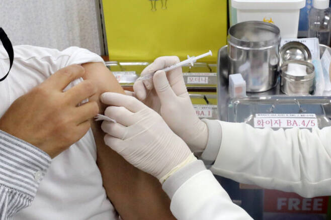 지난달 14일 서울 종로구보건소에서 한 시민이 코로나19 2가 백신을 접종 받고 있다. [사진=뉴스1]