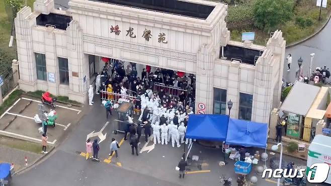 30일(현지시간) 중국 상하이에서 방호복을 입은 코로나19 방역 요원들이 주민들을 막아서고 있다. ⓒ 로이터=뉴스1 ⓒ News1 권진영 기자