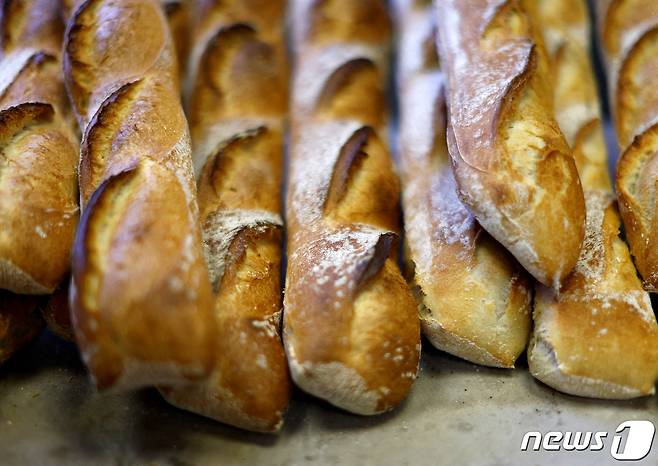 28일(현지시간) 프랑스 니스의 한 빵집에서 갓 구워진 바게트의 모습. 22.11.28 ⓒ 로이터=뉴스1 ⓒ News1 김예슬 기자