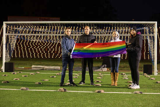 사람들이 지난 21일 독일 헤르네 슐로스 슈트륀케데 경기장에서 성소수자의 인권을 상징하는 무지개 깃발을 펼쳐 들고 있다. 로이터 연합뉴스