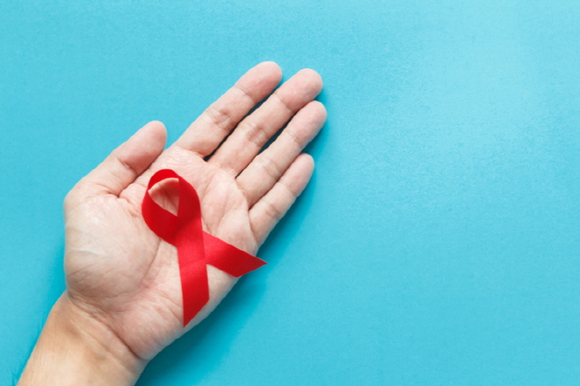 에이즈에 대한 편견과 차별을 없애는 운동의 상징 빨간 리본./사진=게티이미지뱅크
