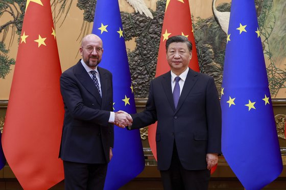 중국을 방문한 샤를 미셸 유럽연합(EU) 이사회 상임의장(왼쪽)이 1일 베이징 인민대회당에서 시진핑 국가주석과 기념촬영을 하고 있다. 신화통신, AP=연합뉴스