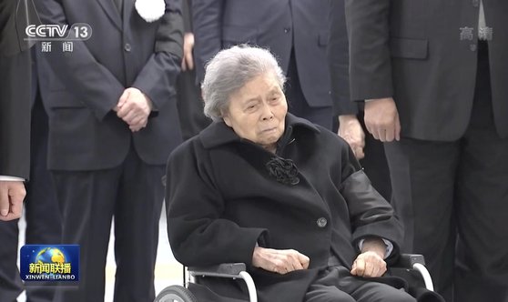 휠체어에 탄 채 장쩌민 전 주석의 출관식을 지켜보는 부인 왕예핑(王冶坪·94) 여사. CC-TV 캡쳐