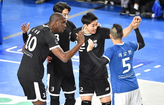 1일 천안 유관순체육관에서 열린 KB손해보험과의 경기에서 득점한 뒤 환호하는 현대캐피탈 선수들. 사진 한국배구연맹