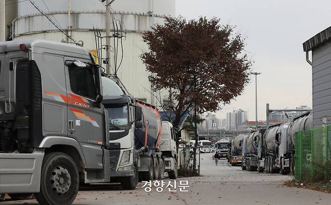 서울의 한 시멘트공장 앞에 화물연대 소속 조합원들의 시멘트 수송 차량들이 서 있다. 강윤중 기자