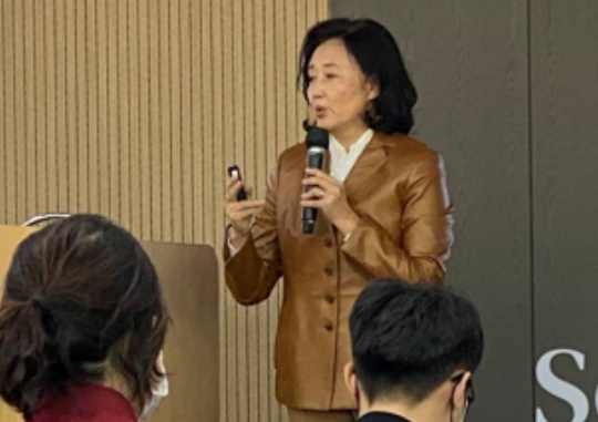 Park Young-sun, former minister of SMEs and startups, gives a lecture on “Today and Tomorrow in the Grand Digital Transition” at Matthew Hall, Sogang University on November 17. Yonhap News