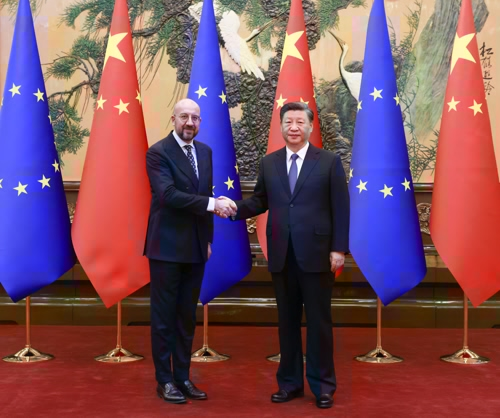 시진핑 중국 국가주석이 1일 베이징 인민대회당에서 샤를 미셸 유럽연합(EU) 정상회의 상임의장을 만나 악수하고 있다. 신화연합뉴스