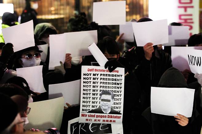 중국인들이 지난달 30일 서울 지하철 2호선 홍대입구역 인근에서 중국의 제로 코로나 봉쇄 정책에 반대하는 백지 시위를 하고 있다. 성동훈 기자
