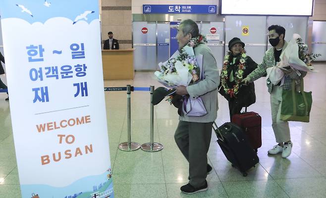 설레는 부산 여행 다시 시작 부산과 일본 오사카를 잇는 국제여객선 운항이 재개된 1일 부산항국제여객터미널에 도착한 ‘팬스타 드림호’에서 첫 입국자인 일본인 부부가 입국장을 나서고 있다. 연합뉴스