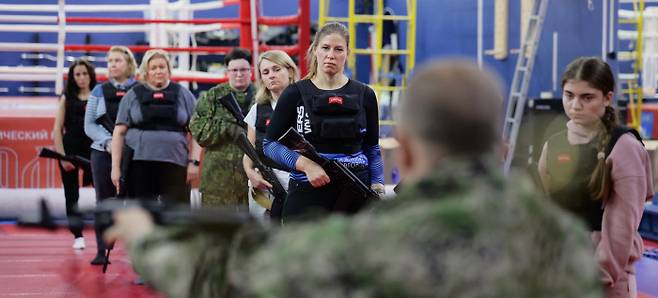 그 눈빛은 불안일까 불만일까 러시아 모스크바 인근 도시인 크라스노고르스크의 주민들이 30일(현지시간) 군사훈련을 받고 있다. 부분 동원령에 따라 징집된 병사는 30만명에 달한다. 크라스노고르스크 | EPA연합뉴스