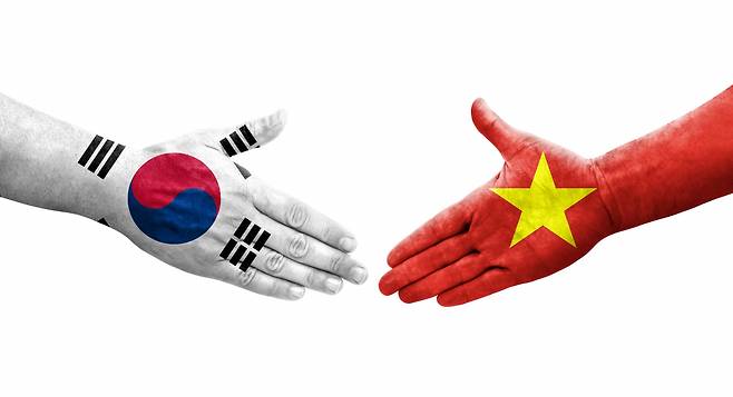 The South Korean (left) and Vietnamese flags. (123rf)