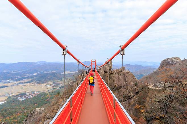월출산 빨간 구름다리에 서면 흘린 땀 보다 보람과 이득이 엄청나게 크다는 것을 금방 느낀다.
