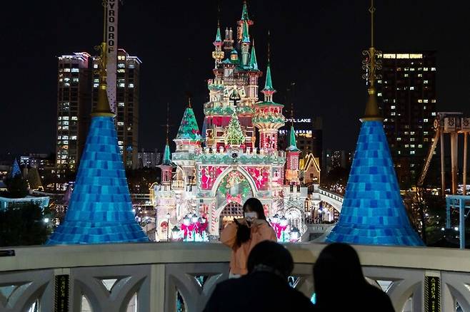 롯데월드의 매직캐슬 맵핑쇼로 크리스마스 분위기 느끼러 오세요. 롯데월드 어드벤처 제공