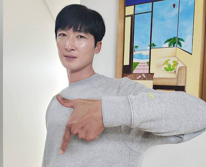 곽태휘 전 축구 국가대표 선수가 월드컵 국가 대표팀의 승리를 기원하며 럭키칠곡 포즈를 취하고 있다. 칠곡군 제공