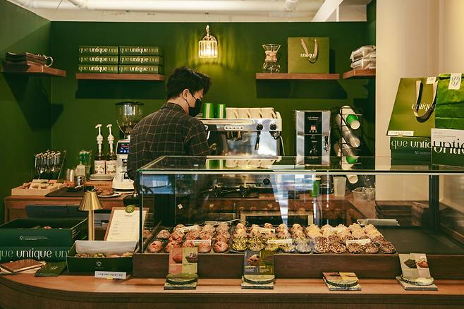 부부가 운영하는 작은 공간이지만 맛은 그렇지 않다
