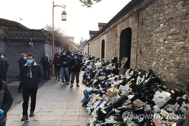 고 장쩌민 전 중국 국가주석 추모 (양저우 AFP=연합뉴스) 1일 고 장쩌민 전 중국 국가주석의 출생지인 장쑤성 양저우 고향집 앞에 조화들이 놓여있다.
