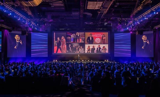 지난 11월 30일(현지시간) 싱가포르 마리나베이 샌즈에서 열린 '디즈니 콘텐츠 쇼케이스 2022'에서 루크 강 월트디즈니컴퍼니 아태지역 총괄 사장이 영상을 통해 행사의 시작을 알리고 있다. 월트디즈니컴퍼니 제공