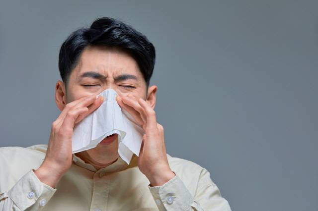 후비루 증후군에 걸리면 콧물이 뒤로 넘어가는 이물감과 함께 목이 조이는 듯한 느낌이 든다./사진=게티이미지뱅크