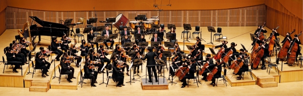 한경아르떼필하모닉 오케스트라(지휘 이승원)가 지난 4월 14일 서울 잠실 롯데콘서트홀에서 ‘한국을 이끄는 음악가’ 시리즈 첫 공연을 열고 라벨의 ‘죽은 왕녀를 위한 파반느’를 연주하고 있다.