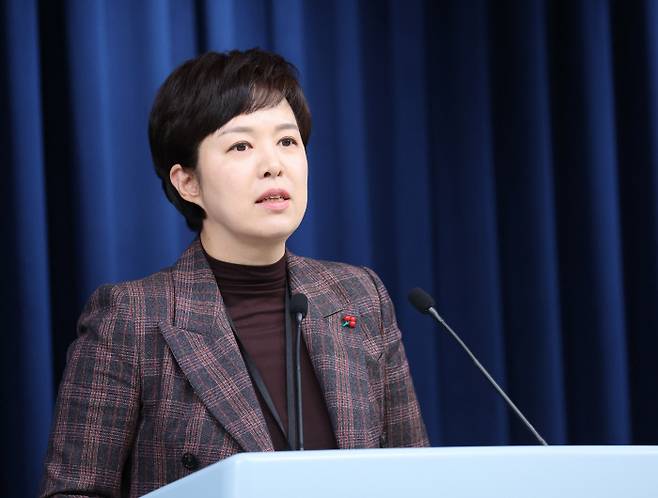 김은혜 대통령실 홍보수석이 2일 브리핑에서 윤석열 대통령이 화물연대 파업과 관련해 “불법과 범죄를 기반으로 하는 쟁의 행위에는 끝까지 법적 책임을 묻겠다”고 밝혔다고 전했다. 윤 대통령은 전날 밤 페이스북에 올린 글에서 “화물 운수종사자 여러분도 업무 중단을 끝내고 경제 위기 극복에 힘을 모아주기를 바란다”고 밝힌 바 있다. 연합뉴스