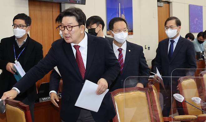 퇴장하는 국민의힘 과방위원들 퇴장하는 국민의힘 권성동 의원 <연합뉴스>