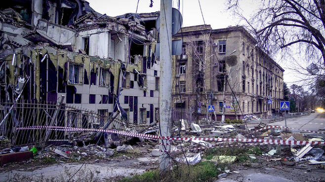 지난달 28일(현지시간) 러시아군이 점령 중인 우크라이나 마리우폴의 건물들이 폐허가 된 모습이다. AFP연합뉴스