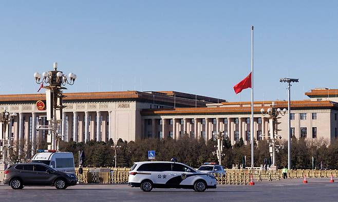지난 1일 중국 베이징 톈안먼 광장의 인민대회당 앞에 고(故) 장쩌민 전 중국 국가주석 애도 의미로 중국 국기가 조기로 게양돼 있다. 로이터연합뉴스