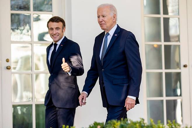 마크롱 프랑스 대통령(왼쪽)과 바이든 미국 대통령(오른쪽)이 1일 미국에서 양국정상회담을 가졌다