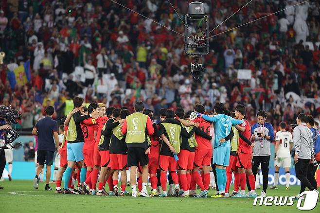 2일 오후(현지시간) 카타르 알라이얀 에듀케이션 시티 스타디움에서 열린 2022 카타르 월드컵 조별리그 H조 3차전 대한민국과 포르투갈의 경기에서 대한민국 손흥민이 2대 1로 역전승을 거둔 후 동료들과 기쁨을 나누고 있다. 2022.12.3/뉴스1 ⓒ News1 이광호 기자