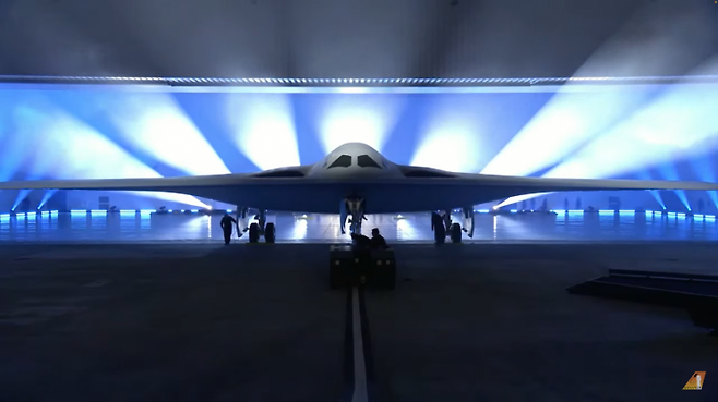 미 공군이 2일 오후 8시(현지시간) 공개한 차세대 디지털 폭격기 'B-21 레이더'. 사진 출처=미 에드워즈 공군기지 유튜브 영상 캡처.