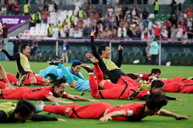 카타르 알라이얀 에듀케이션 시티 스타디움에서 열린 2022 카타르 월드컵 조별리그 H조 3차전 대한민국과 포르투갈의 경기에서 2대 1로 승리하며 16강 진출을 확정지은 대한민국 선수들이 그라운드에서 슬라이딩을 하고 있다./뉴스1