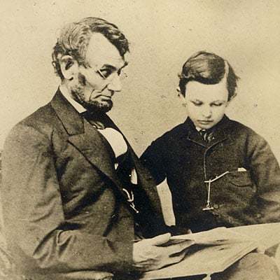 에이브러햄 링컨 대통령이 막내아들 토머스에게 책을 읽어주는 모습. 에이브러행 링컨 도서관 홈페이지