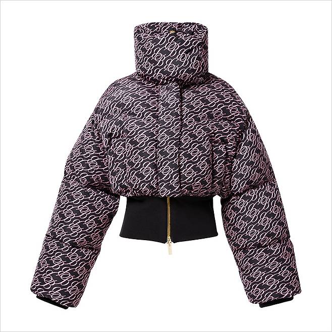 허리 밴딩을 더해 슬림한 실루엣을 연출할 수 있는 패딩 재킷은 5백38만원, Blumarine.