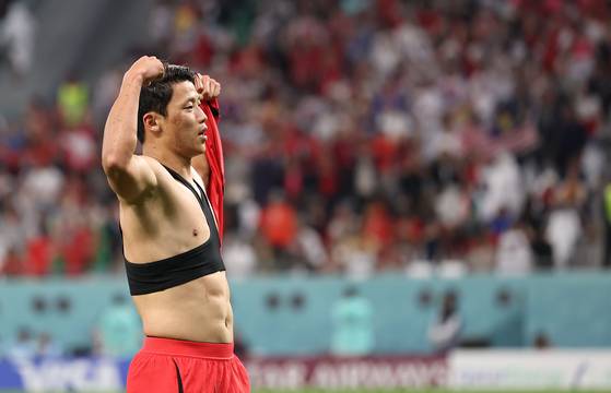 역전골 넣는 황희찬 (알라이얀=연합뉴스) 임헌정 기자 = 3일 오전(한국시간) 카타르 알라이얀의 에듀케이션 시티 스타디움에서 열린 2022 카타르 월드컵 조별리그 H조 3차전 대한민국과 포르투갈 경기. 황희찬이 역전골을 넣고 세리머니를 하고 있다. 2022.12.3 kane@yna.co.kr (끝) 〈저작권자(c) 연합뉴스, 무단 전재-재배포 금지〉