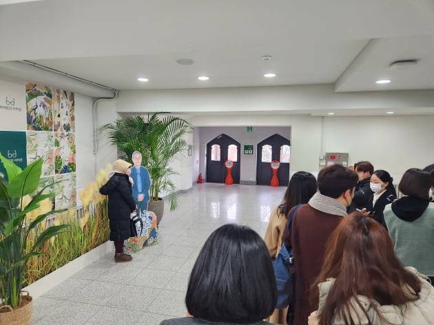 3일 이화여대 대강당에서 진행된 최재천 이화여대 에코과학부 석좌교수의 단독 팬미팅에 앞서 팬들이 포토존에서 사진을 찍는 모습. /사진=신현보 한경닷컴 기자