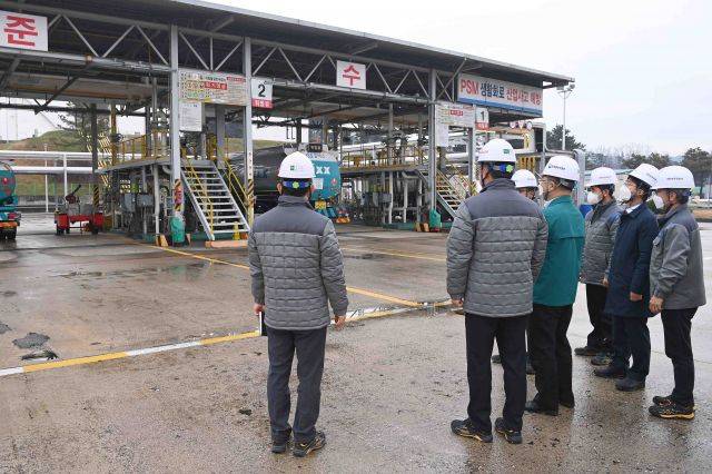 박일준 산업통상자원부 2차관이 3일 충남 천안시 대한송유관공사 천안저유소를 방문해 저유소 운영현황과 화물연대 파업 관련 애로사항을 청취하고 있다. 산업통상자원부 제공