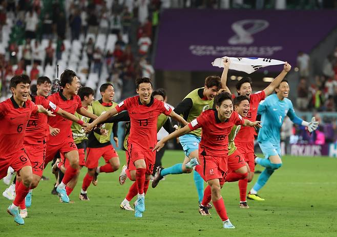 3일 오전(한국시간) 카타르 알라이얀의 에듀케이션 시티 스타디움에서 열린 2022 카타르 월드컵 조별리그 H조 3차전 대한민국과 포르투갈 경기에서 승리를 거두며 16강 진출에 성공한 대표팀이 기뻐하며 그라운드를 달리고 있다. [연합]