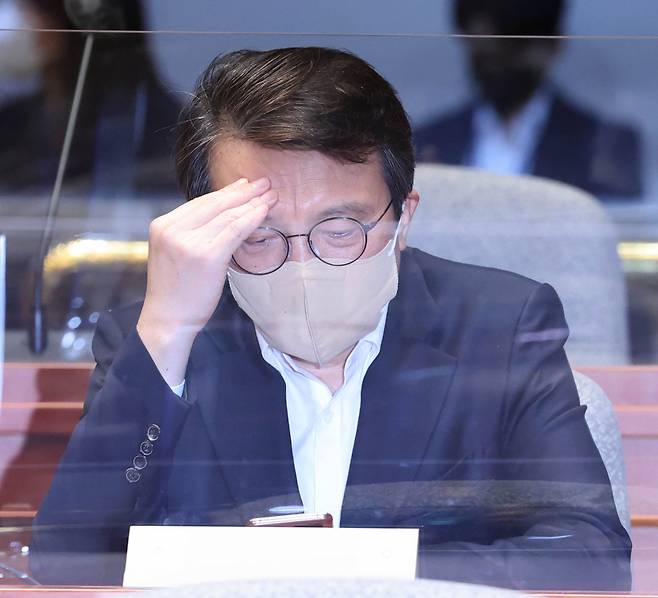 김의겸 더불어민주당 의원이 지난달 24일 국회에서 열린 의원총회에 참석해 자리에 앉아 있다. [연합]