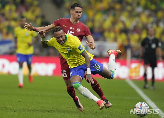 [루사일 (카타르)= AP/뉴시스] 브라질의 네이마르 선수(앞쪽)와 세르비아의 사사 루키치선수가 카타르 월드컵 경기에서 격돌하는 장면.